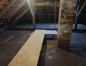 Zateplení stropu a stěny rodinného domu pomocí foukané izolace